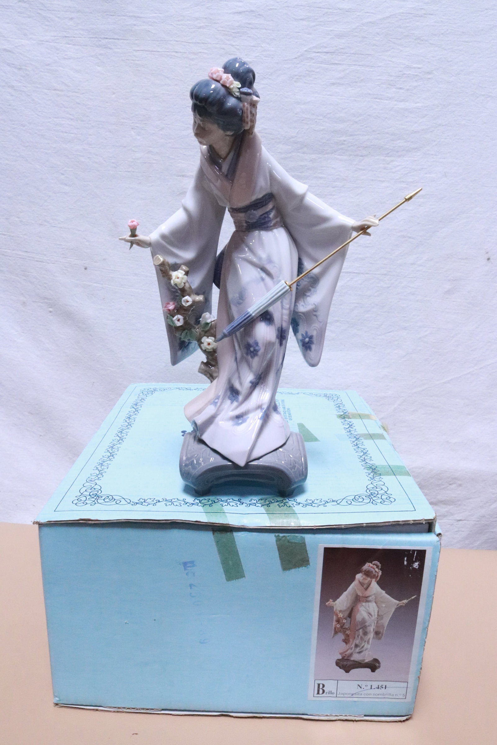Lladro figure "Japanese girl with umbrella" (1 of 9)