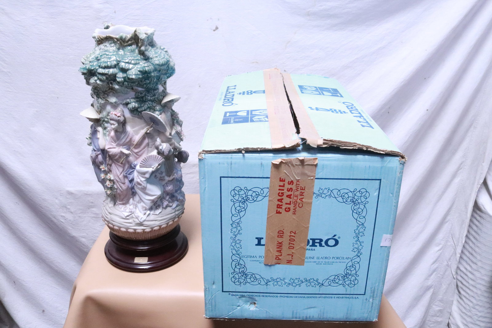 Lladro vase "Japanese jar": Lladro vase "Japanese jar", 19.6"H (box:13.9"x25.6"x13.7")