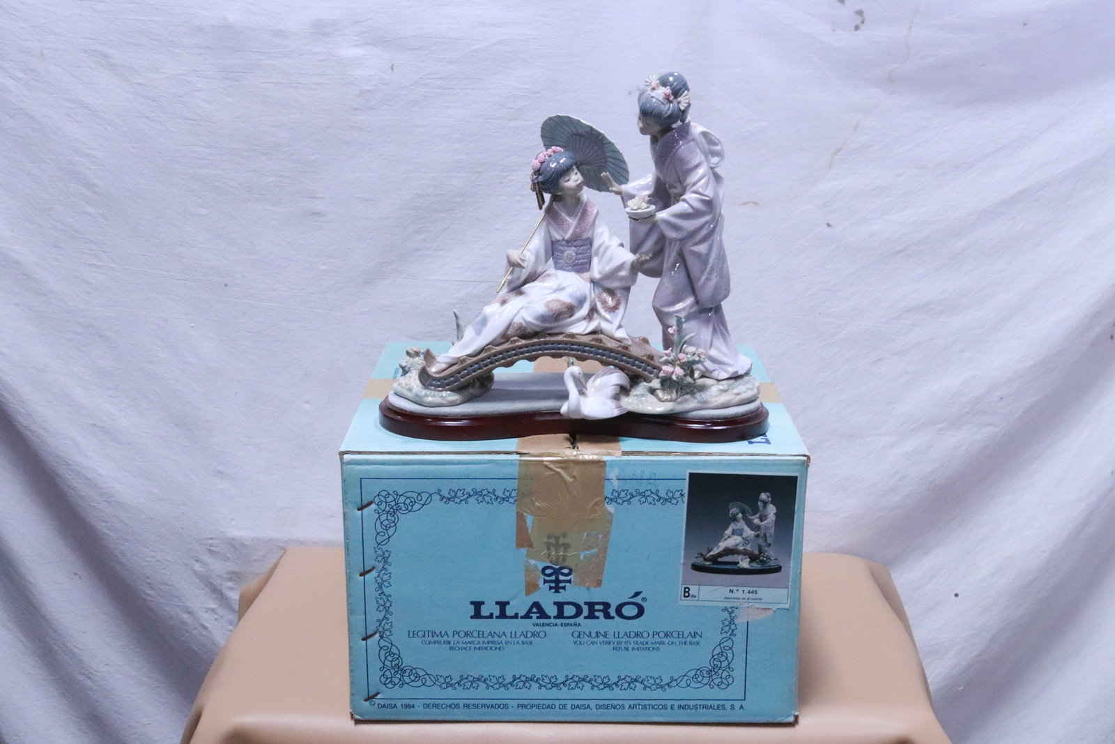 Lladro figure "Japanese girl at the bridge" (1 of 9)