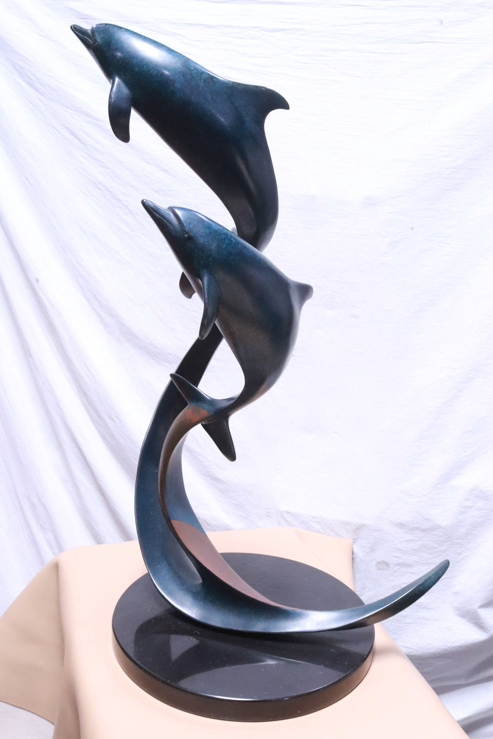 A bronze sculpture "dolphin group" by Doug Wylie: A beautiful bronze sculpture "dolphin group" by Doug Wylie (1952- )