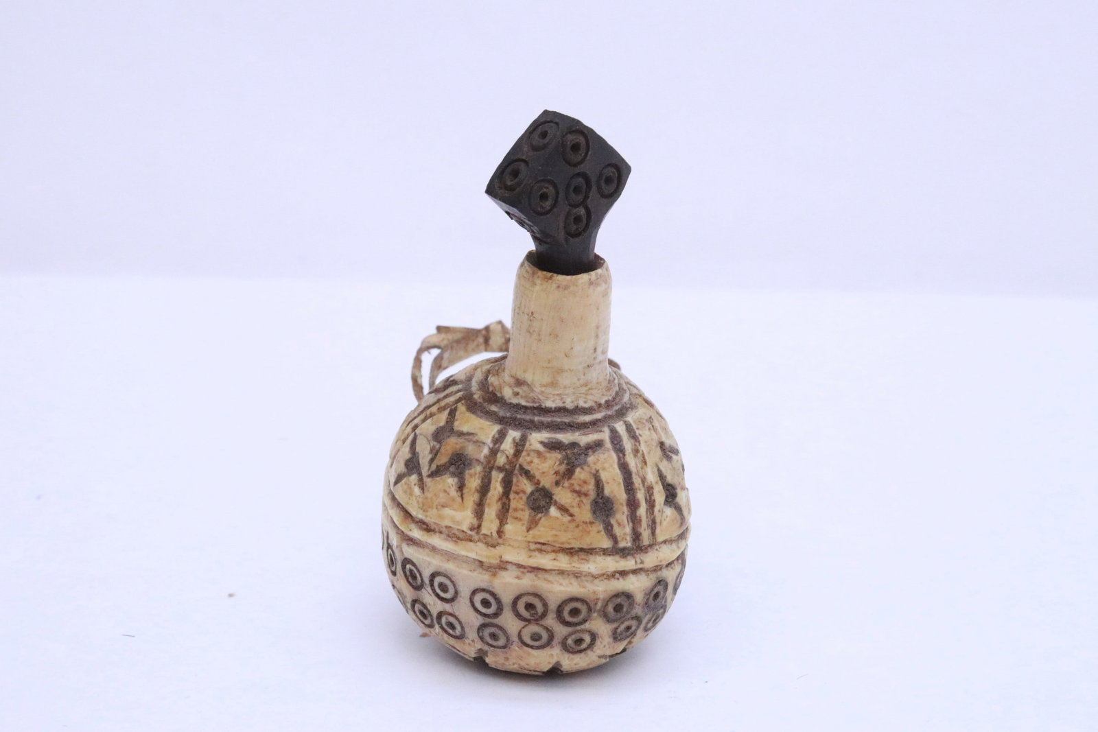 A bone carved snuff bottle (?) - 4