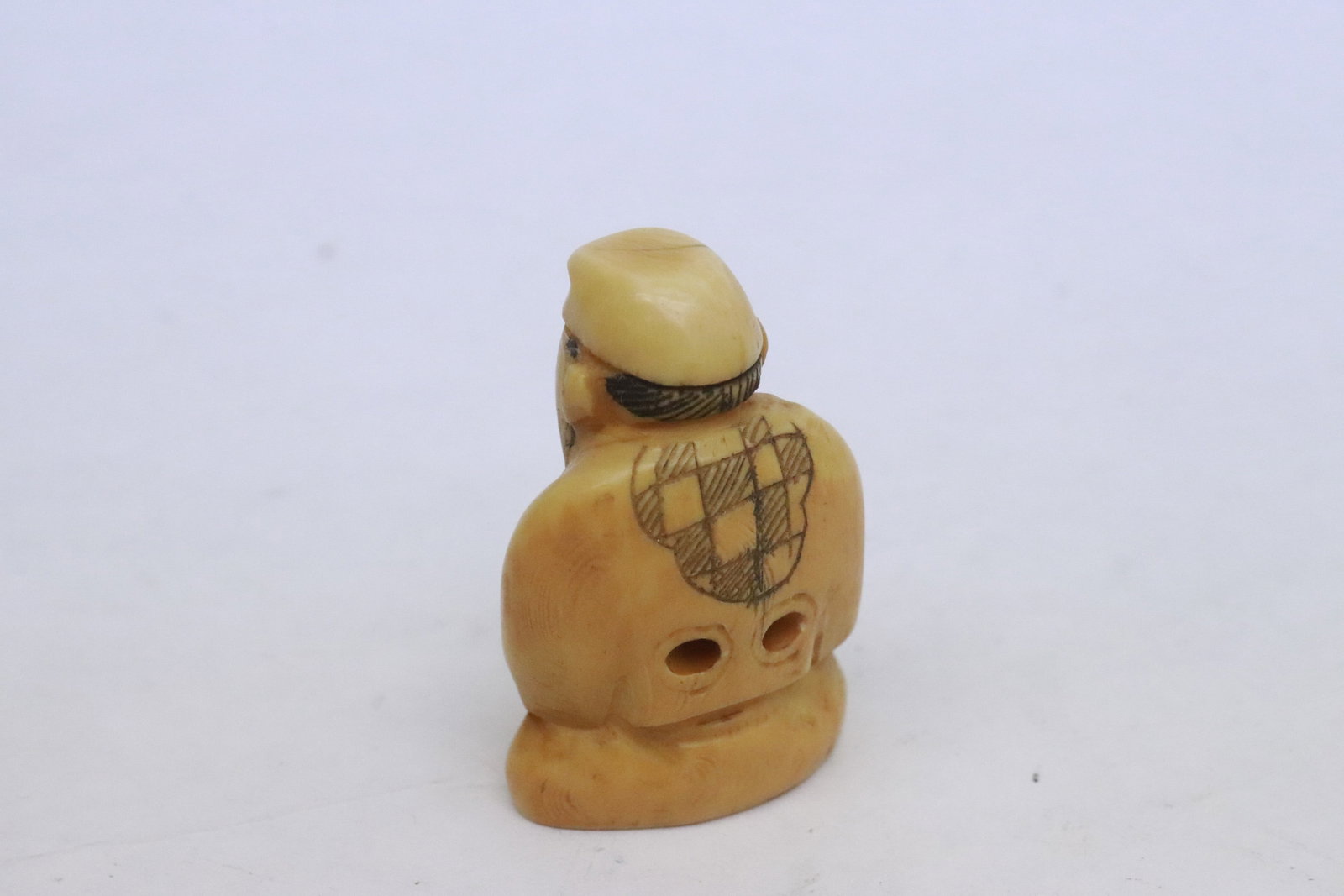 2 Japanese bone carved netsuke - 8