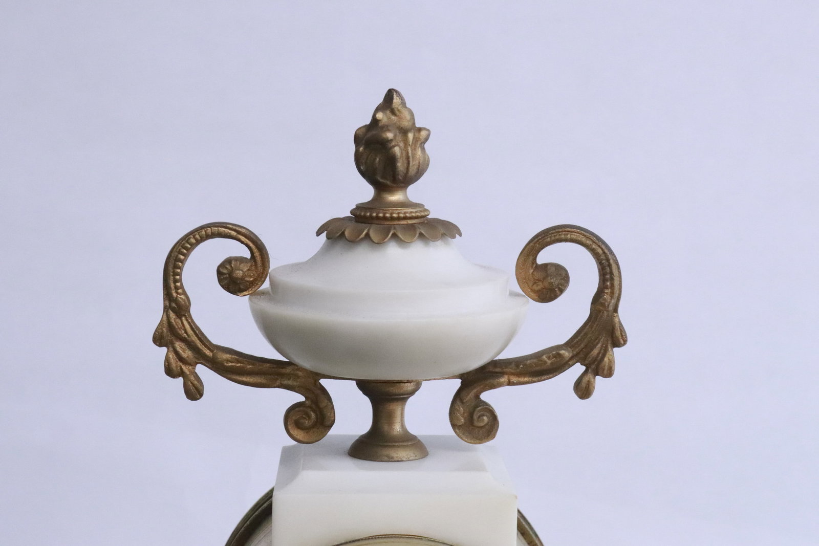 marble based table lamp with bronze ormolu - 4