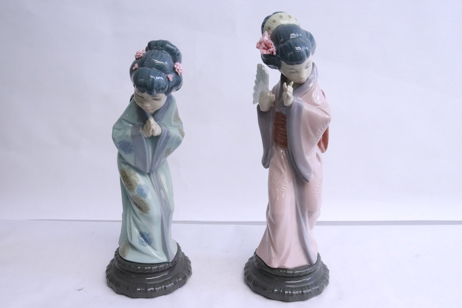 2 Lladro figurine: 2 Lladro figurine " Japanese Lady" 10.4"H, and "Japanese lady with Fan" 11.6"H