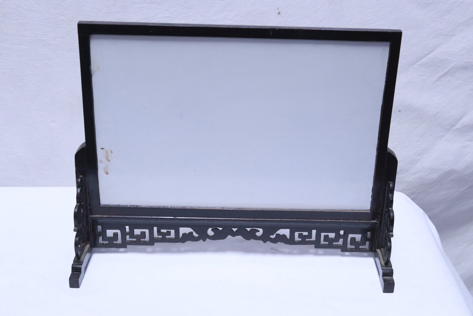 2 tabletop screens - 4