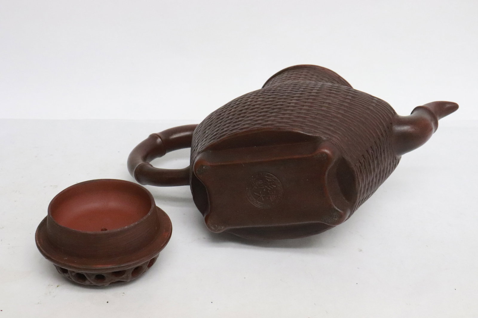 2 large Yixing teapots - 5