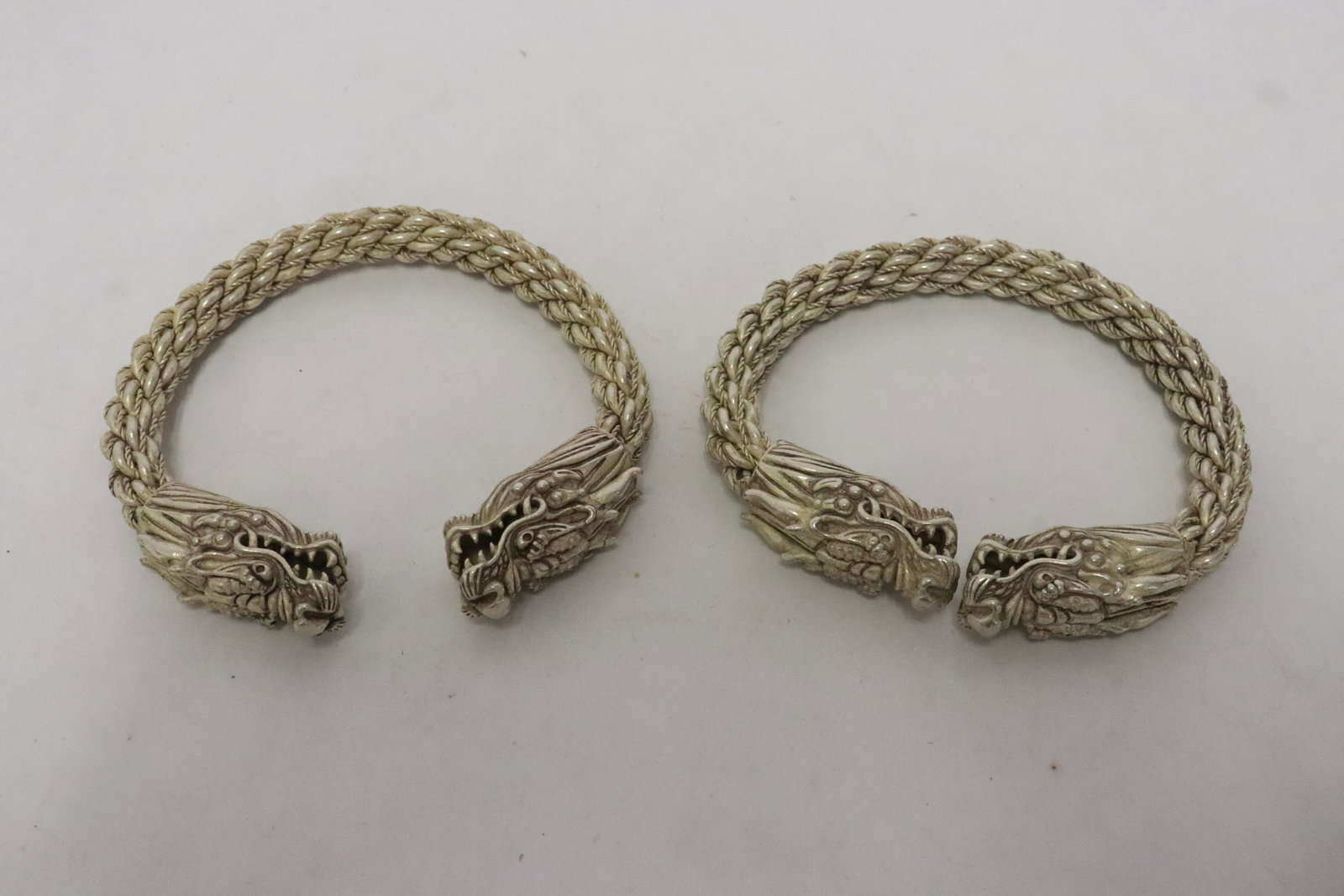 3 white metal necklaces - 3