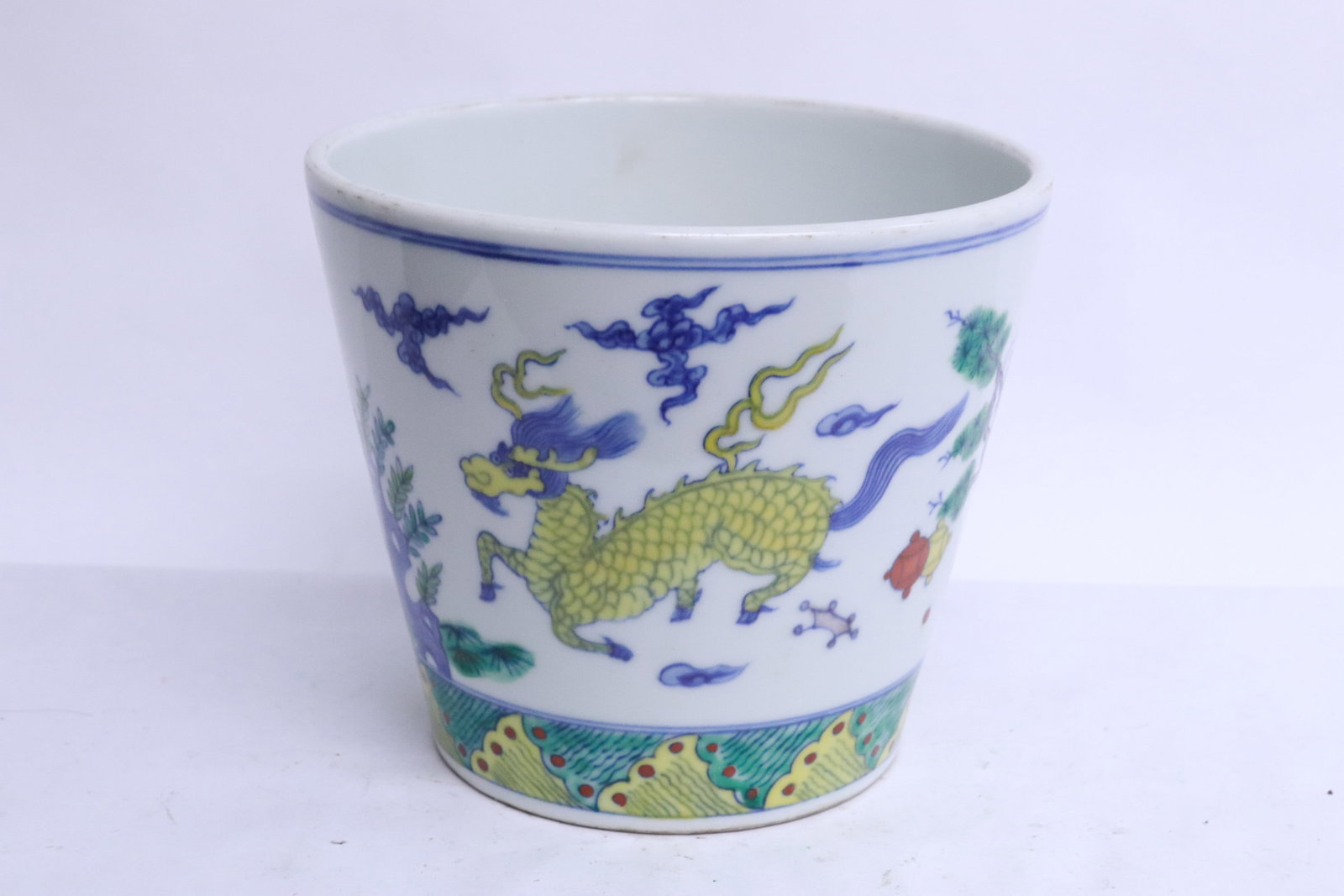 Large Chinese doucai porcelain brush wash: Large Chinese doucai porcelain brush wash, 5.85"x6.8"dia