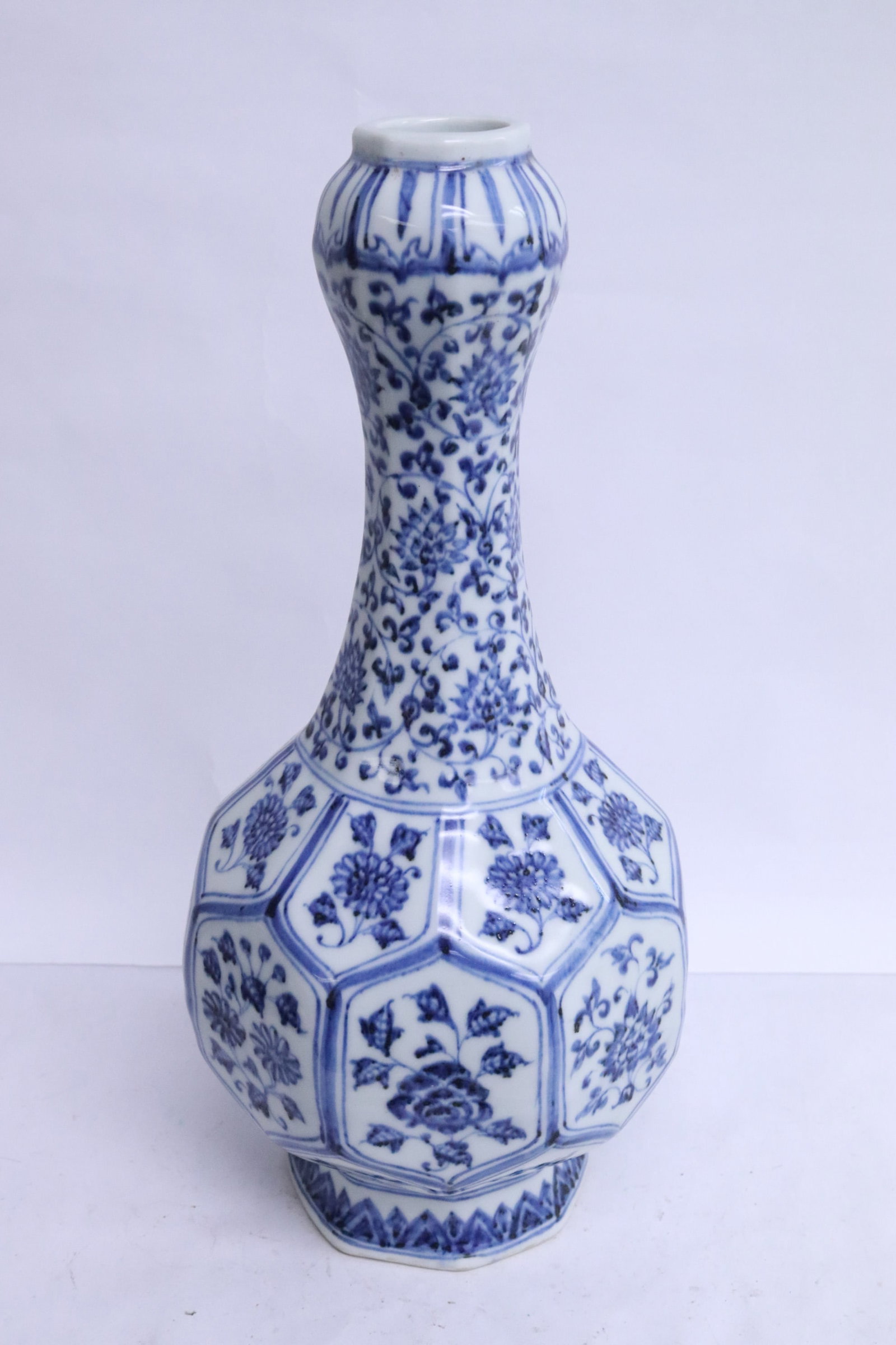 A large Chinese blue and white porcelain bottle vase: A large Chinese blue and white porcelain bottle vase, 13.8"x6.25"x6.25"