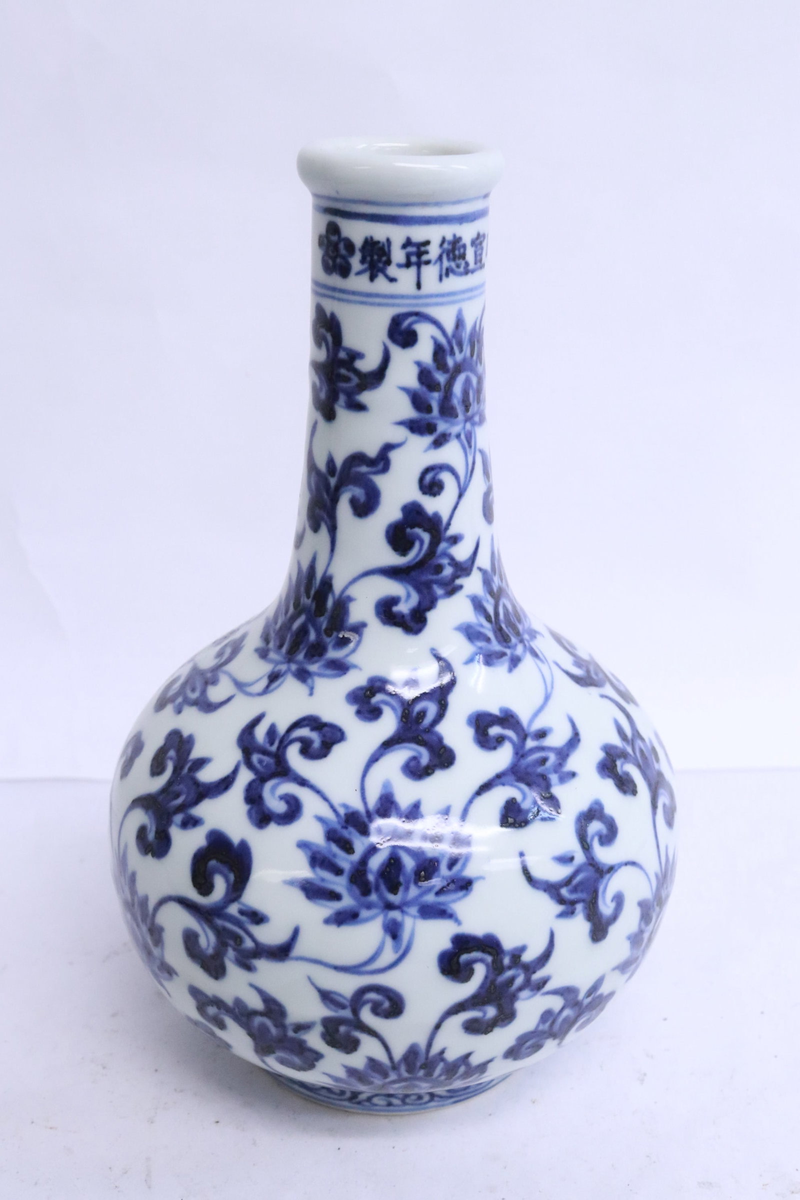 Chinese blue and white porcelain vase: Chinese blue and white porcelain vase, 8.1"x5.1"dia