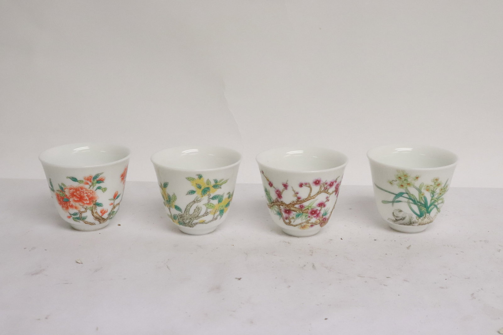 Set of 4 fine famille rose porcelain tea cups: Set of 4 fine famille rose porcelain tea cups, 1.85"x2.2"dia ea