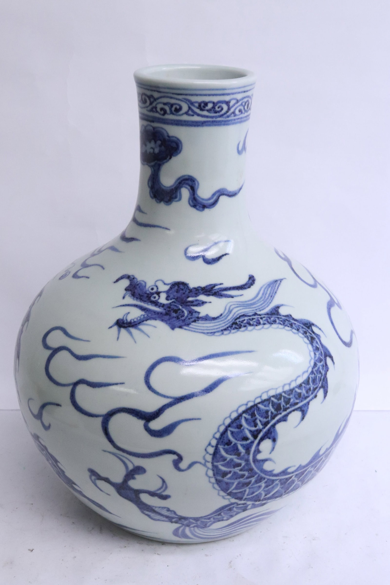 Chinese blue and white porcelain bottle vase (1 of 8)