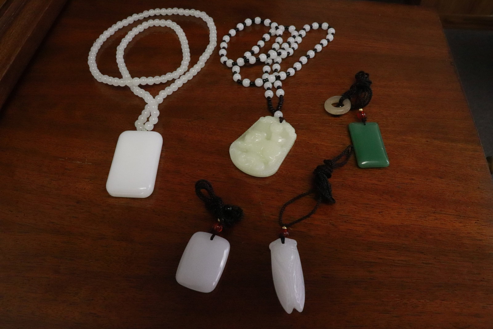 5 Peking glass necklaces with pendant: 5 Peking glass necklaces with pendant (1.3"x0.95"x0.2" - 1.9"x1.35"x0.35")