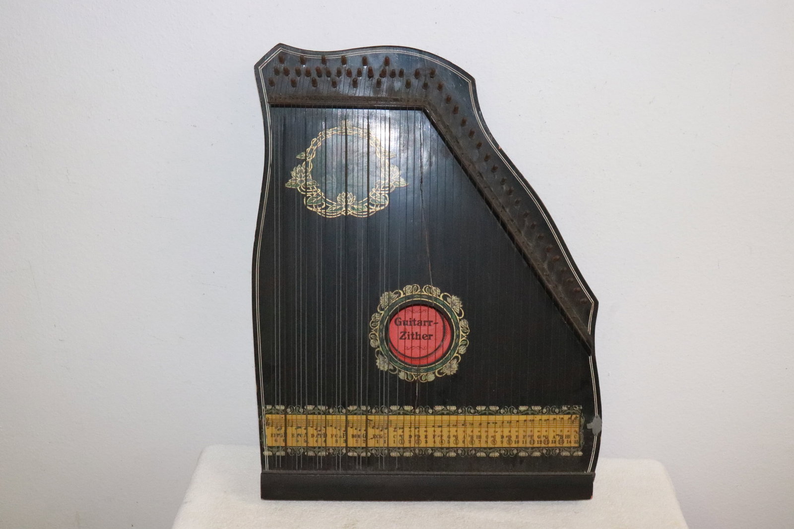 Antique guitar Zither in fine condition: Antique Guitarr Zither in fine condition, 20.7"x16"x2.2"