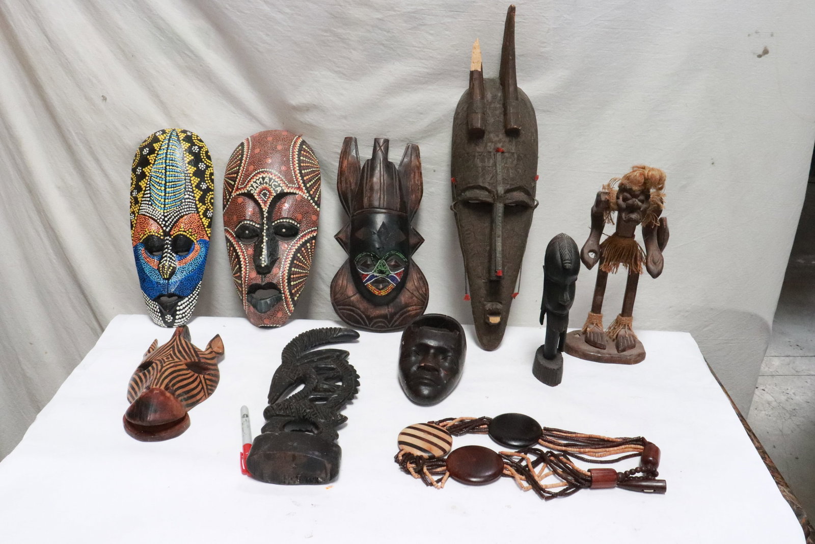 Lot of African wood carvings, as is: Lot of African wood carvings, as is