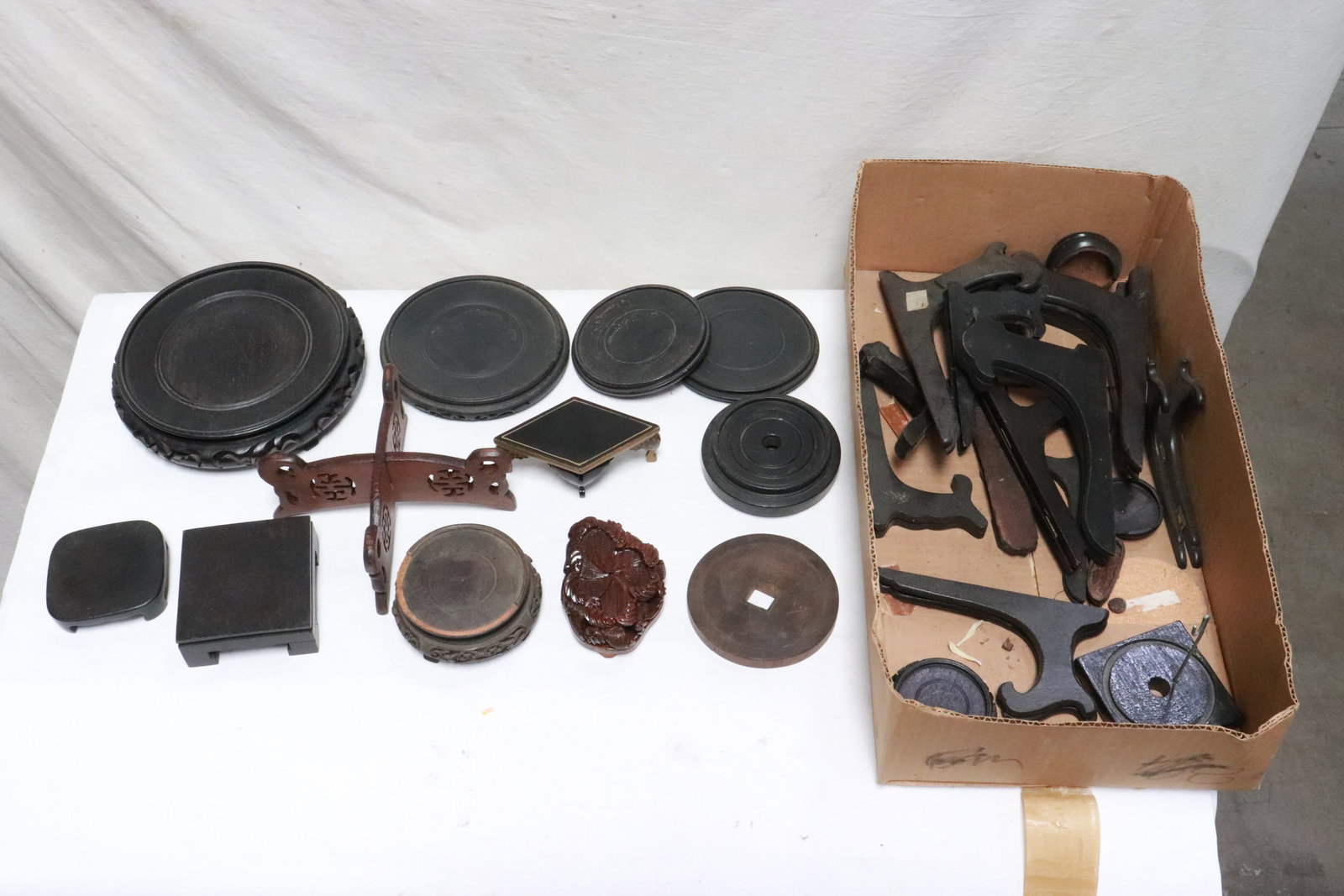 Lot of Chinese wood stands: Lot of Chinese wood stands, 0.5"x2.3"dia - 1.85"x8.6"dia