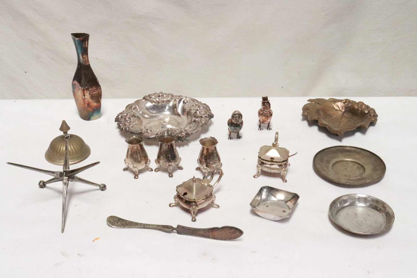 Lot of vintage silverplate articles (1 of 8)