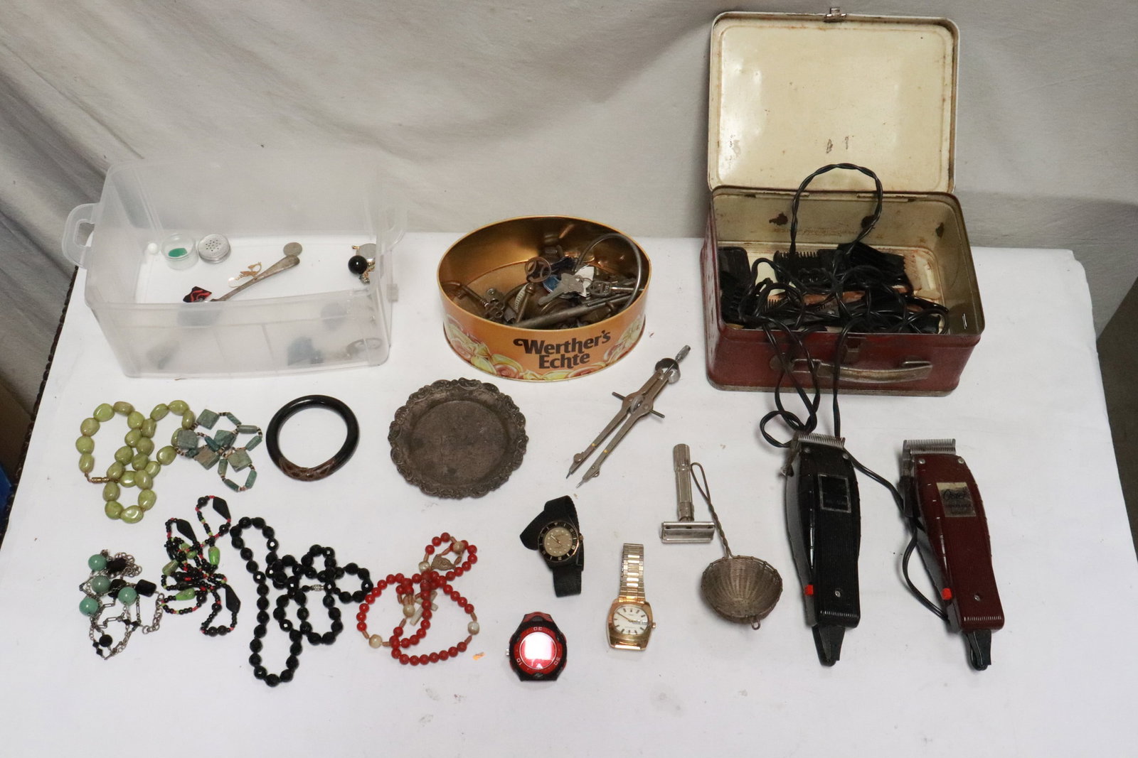 Lot of misc. jewelry, keys, and others (1 of 7)
