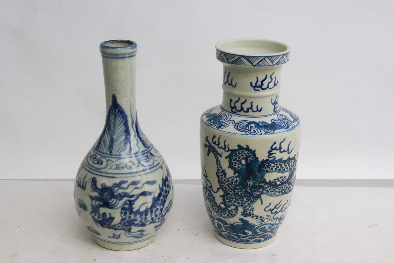 2 Chinese blue and white vases (1 of 8)