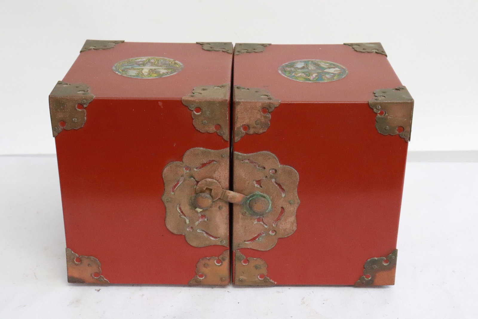 Interesting lacquer miniature chest: Interesting lacquer miniature chest, 4.9"x8.25"x4.2"
