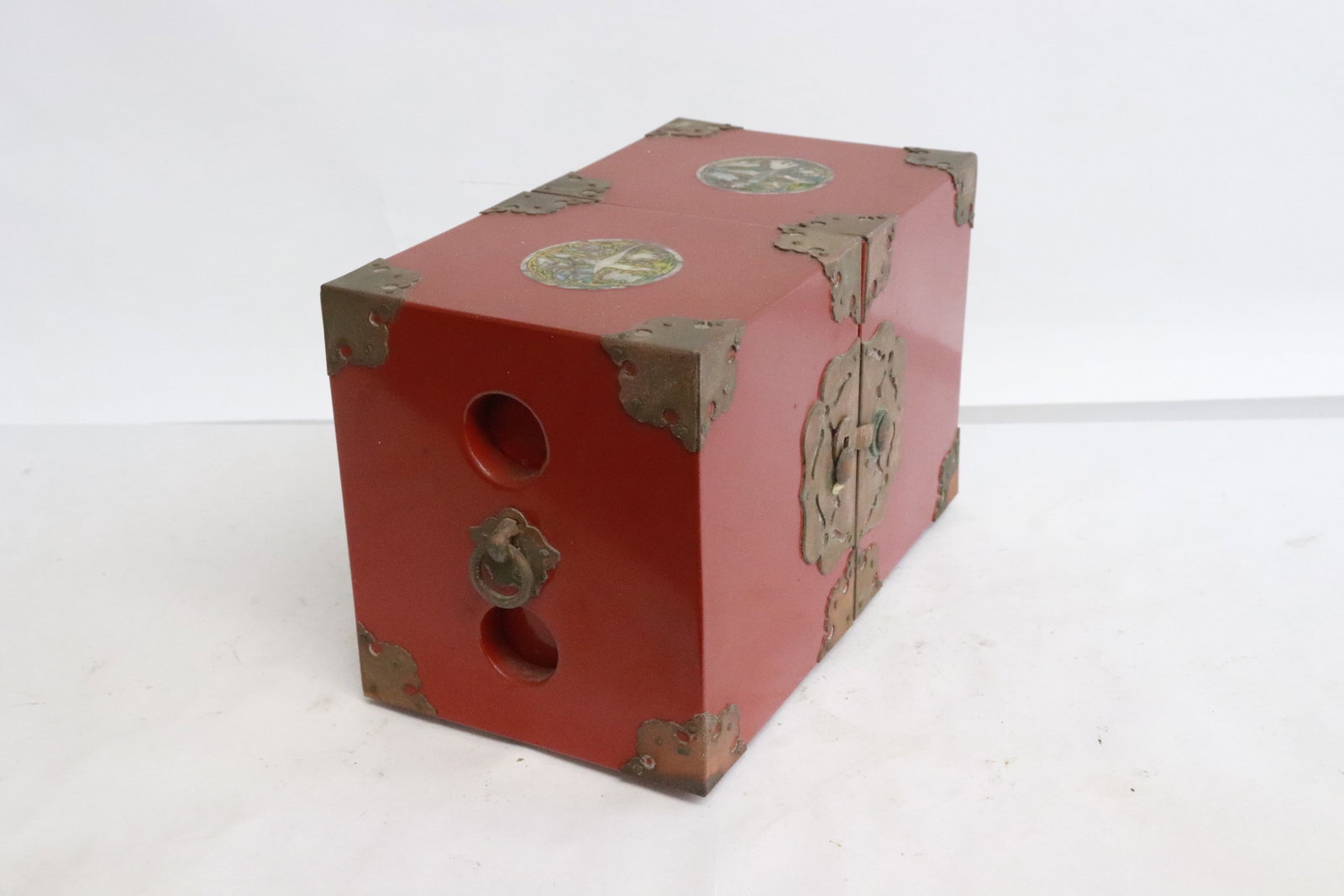 Interesting lacquer miniature chest - 3