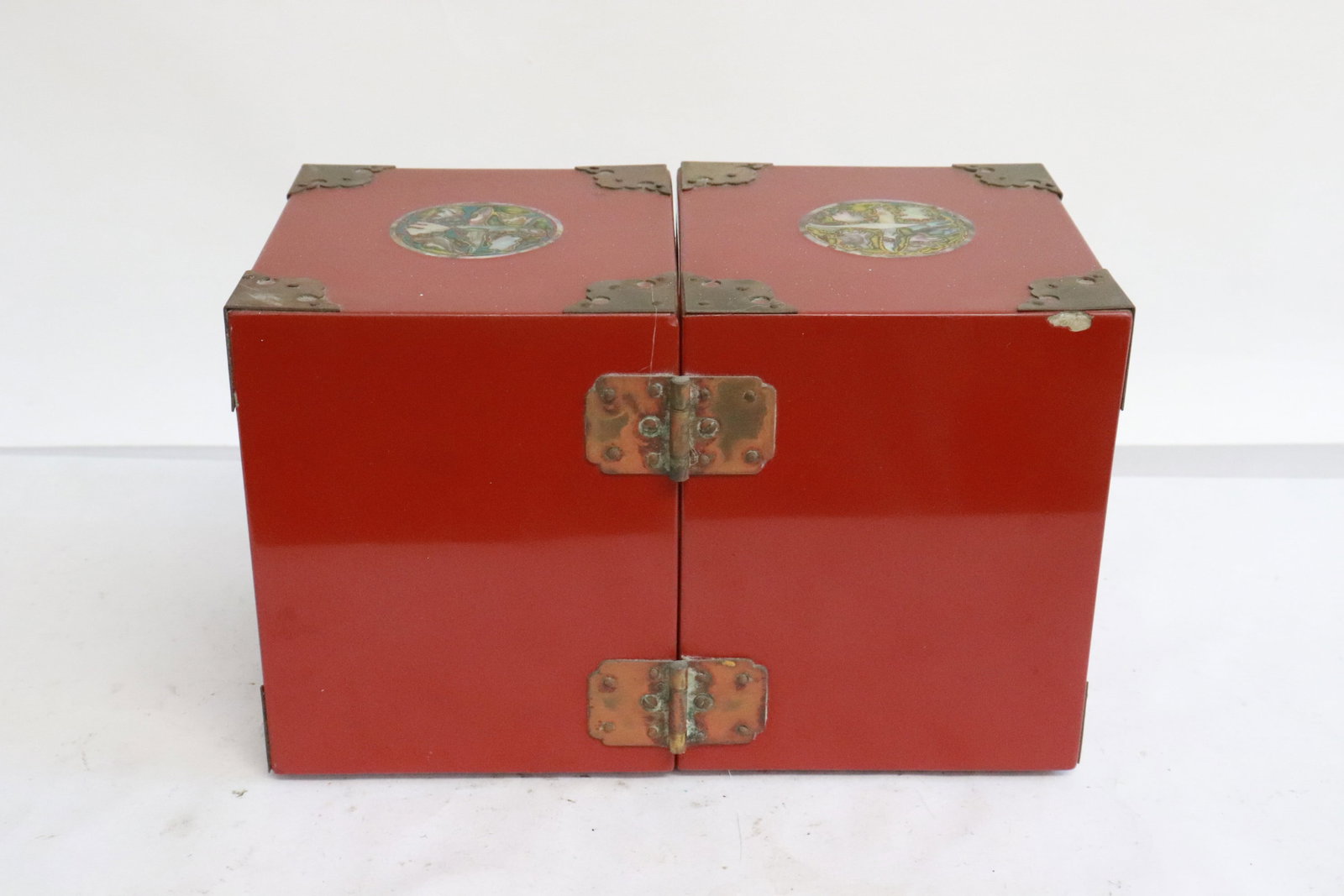 Interesting lacquer miniature chest - 4