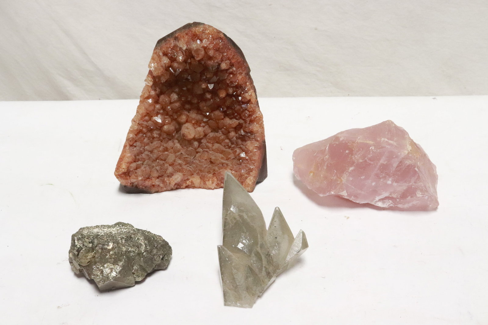 4 pieces of geo: 4 pieces of geo, 2.75"x3.35"x1.7" - 6.2"x5.3"x3.65"