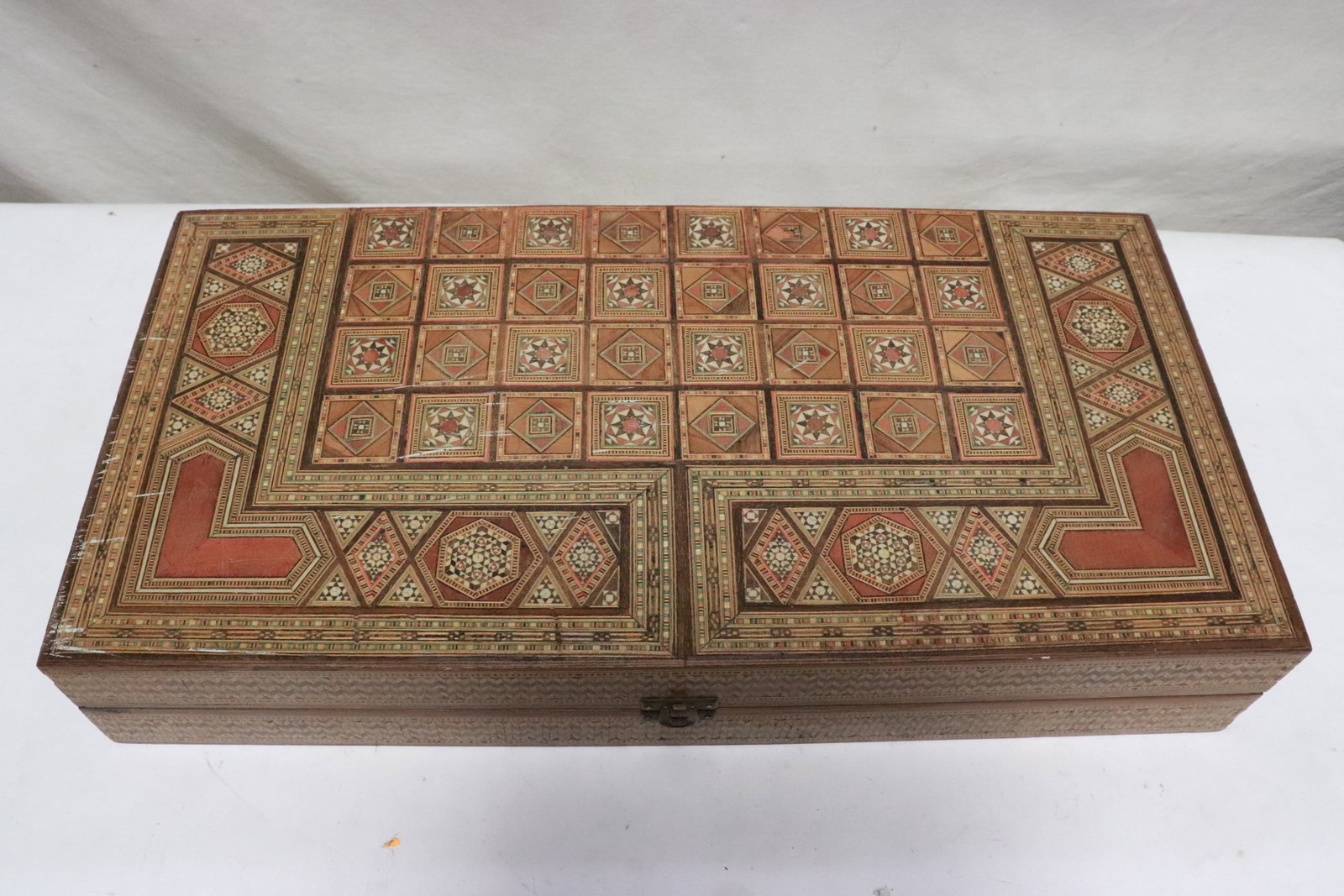 Chess set with beautiful inlaid box: Chess set with beautiful inlaid box, scratches on surface, 3.2"x9.65"x19.3"