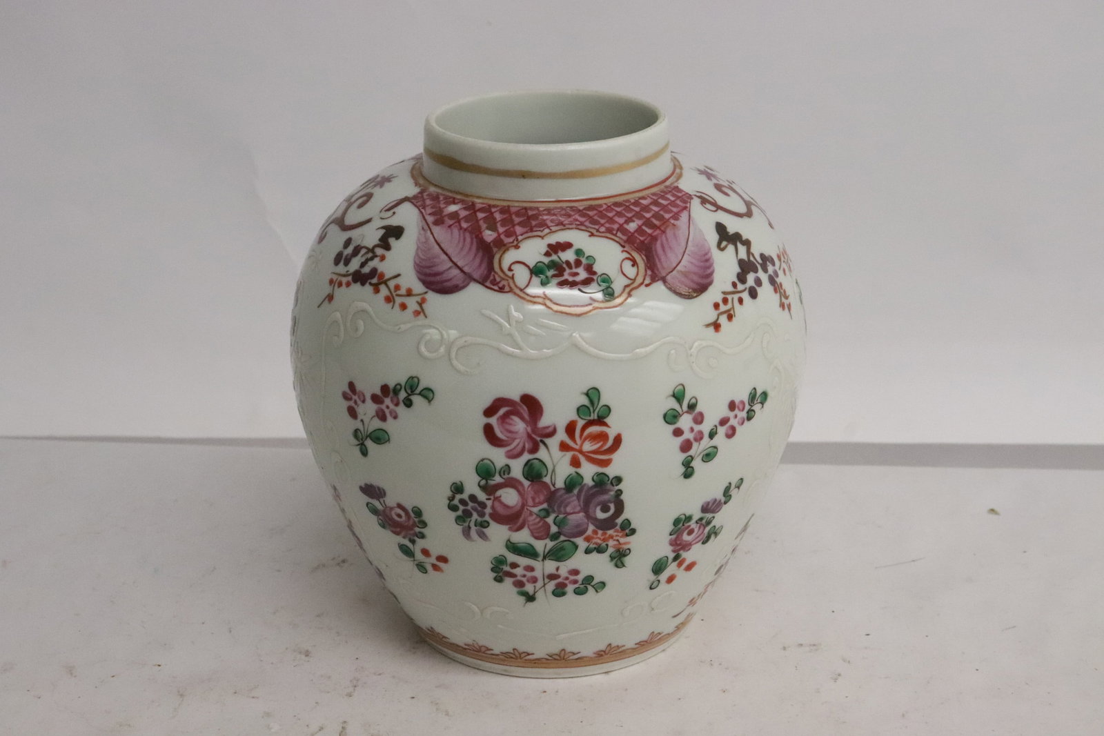 Chinese 18th/19th c. export famille rose jar: Chinese 18th/19th century export famille rose porcelain jar painted with family crest, 5"x4.8"dia