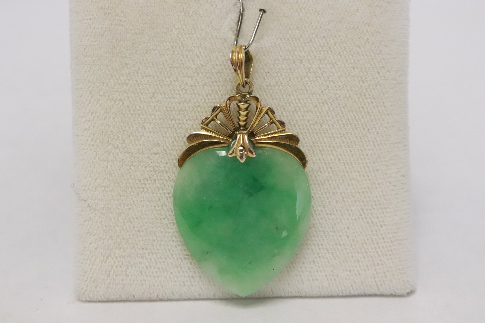 apple green jadeite pendant w/ 14K Y/G bale: An apple green jadeite heart shape pendant (1.5"x0.9"x0.15") with 14K Y/G bale