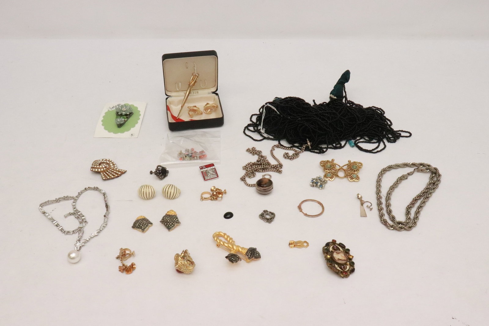 Lot of misc. jewelry (1 of 8)