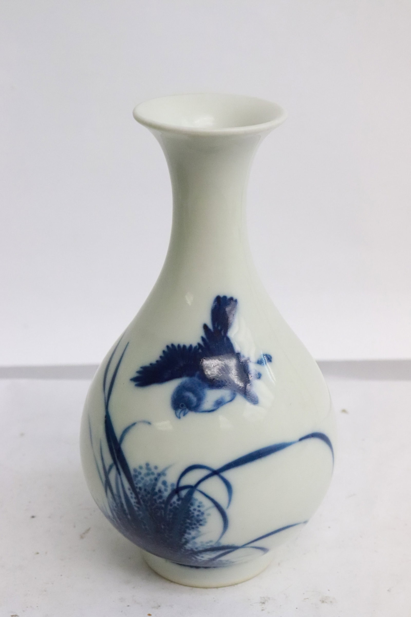 Chinese blue & white porcelain vase by Wang Bu: An important Chinese blue and white porcelain vase by Wang Bu (王步), 6"x3.33"dia