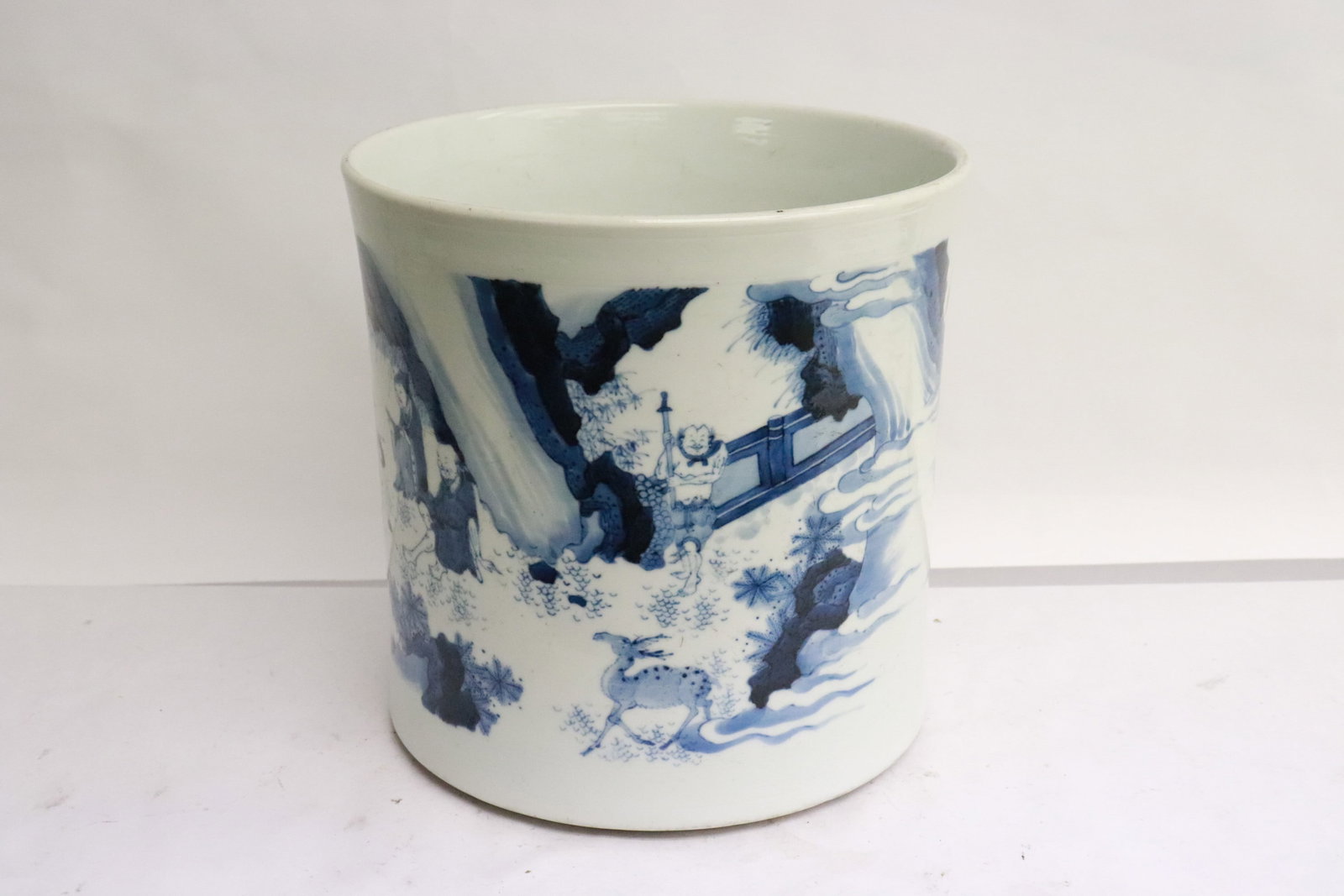 Chinese 17th c. large porcelain brush holder, Chongzhen period: An important Chinese 17th century large blue and white porcelain brush holder, Chongzhen (崇禎) period, 8.1"x8.15"dia