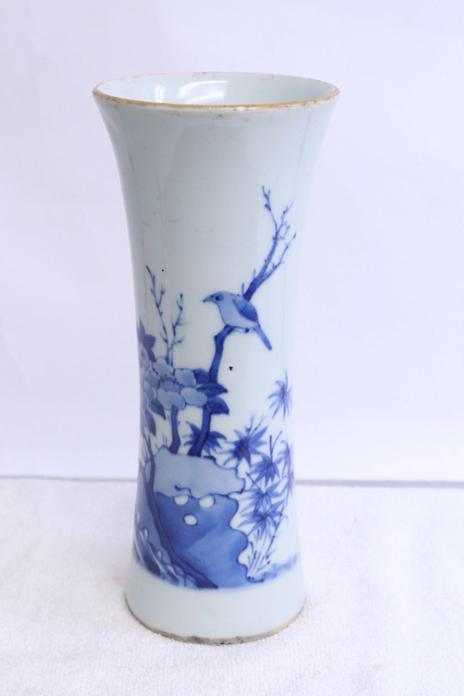 early Qing dynasty porcelain trumpet vase, c1700AD: An early Qing dynasty blue and white porcelain trumpet vase, c1700AD, 8.8"x3.65"dia