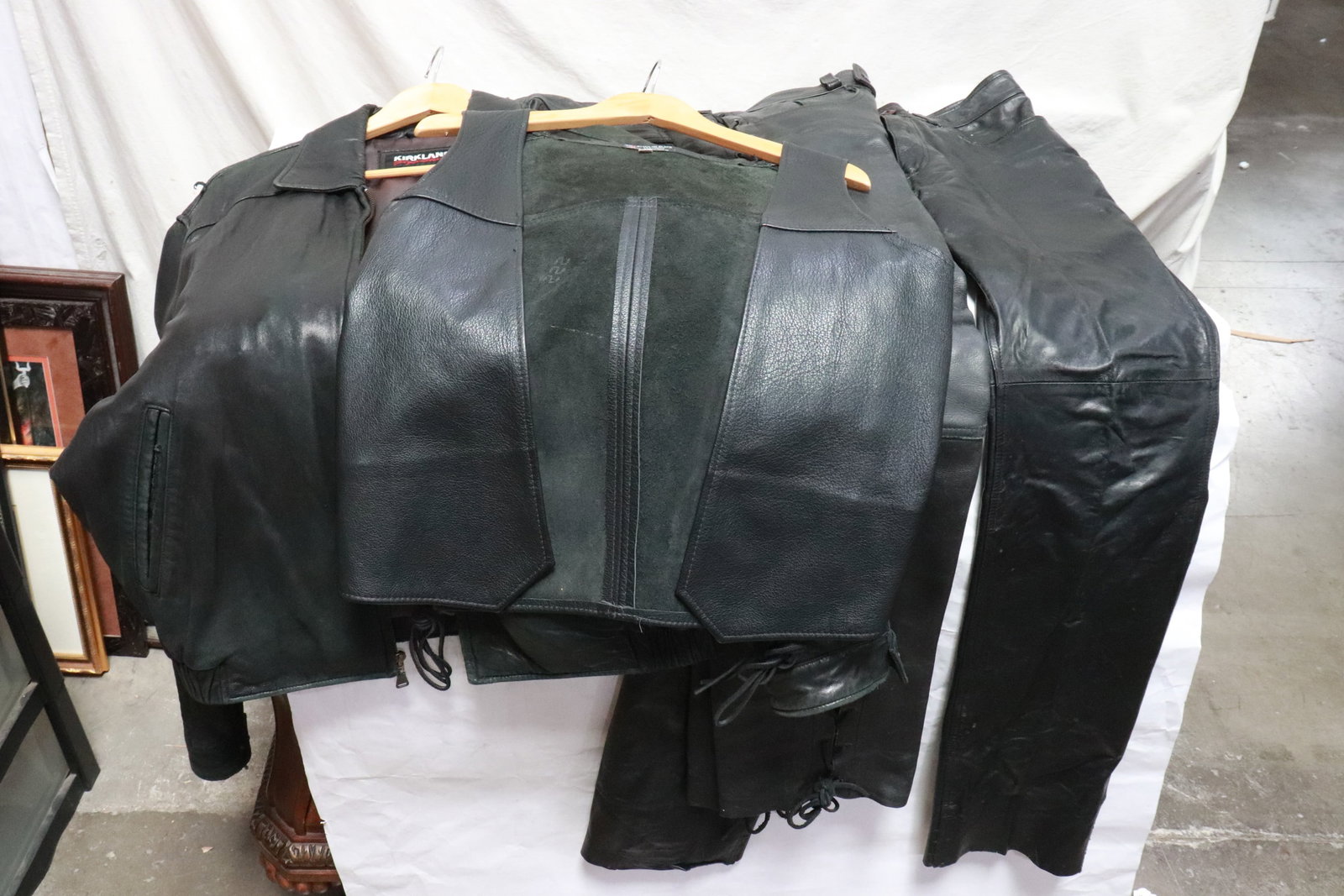 a leather jacket, a leather vest, and 2 leather pants: 4 pieces; a leather jacket ("L"), a leather vest ("L"), and 2 leather pants ("33", "36")