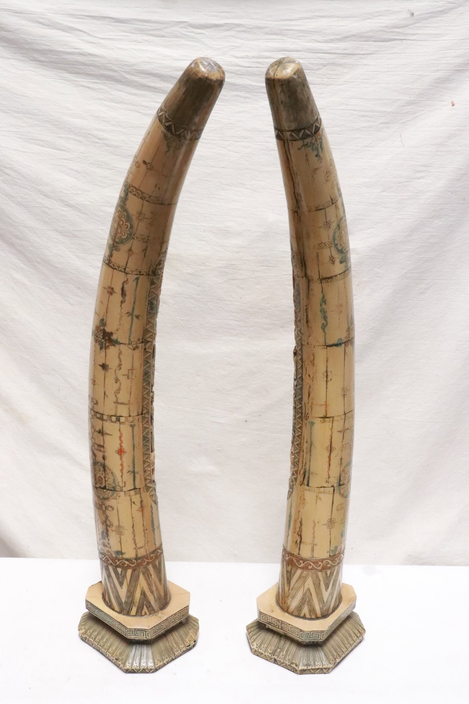 Pair large bone ornament - 9