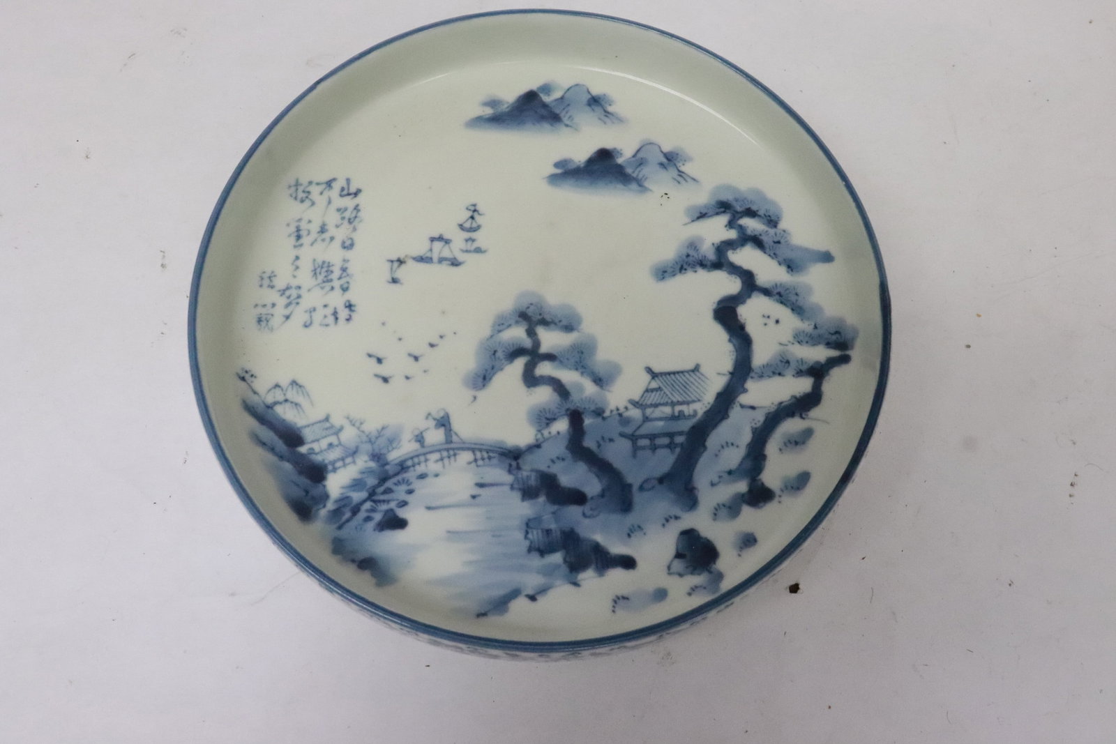 Vintage Chinese blue & white porcelain brush wash: Vintage Chinese blue and white porcelain brush wash, 1.8"x8.4"dia