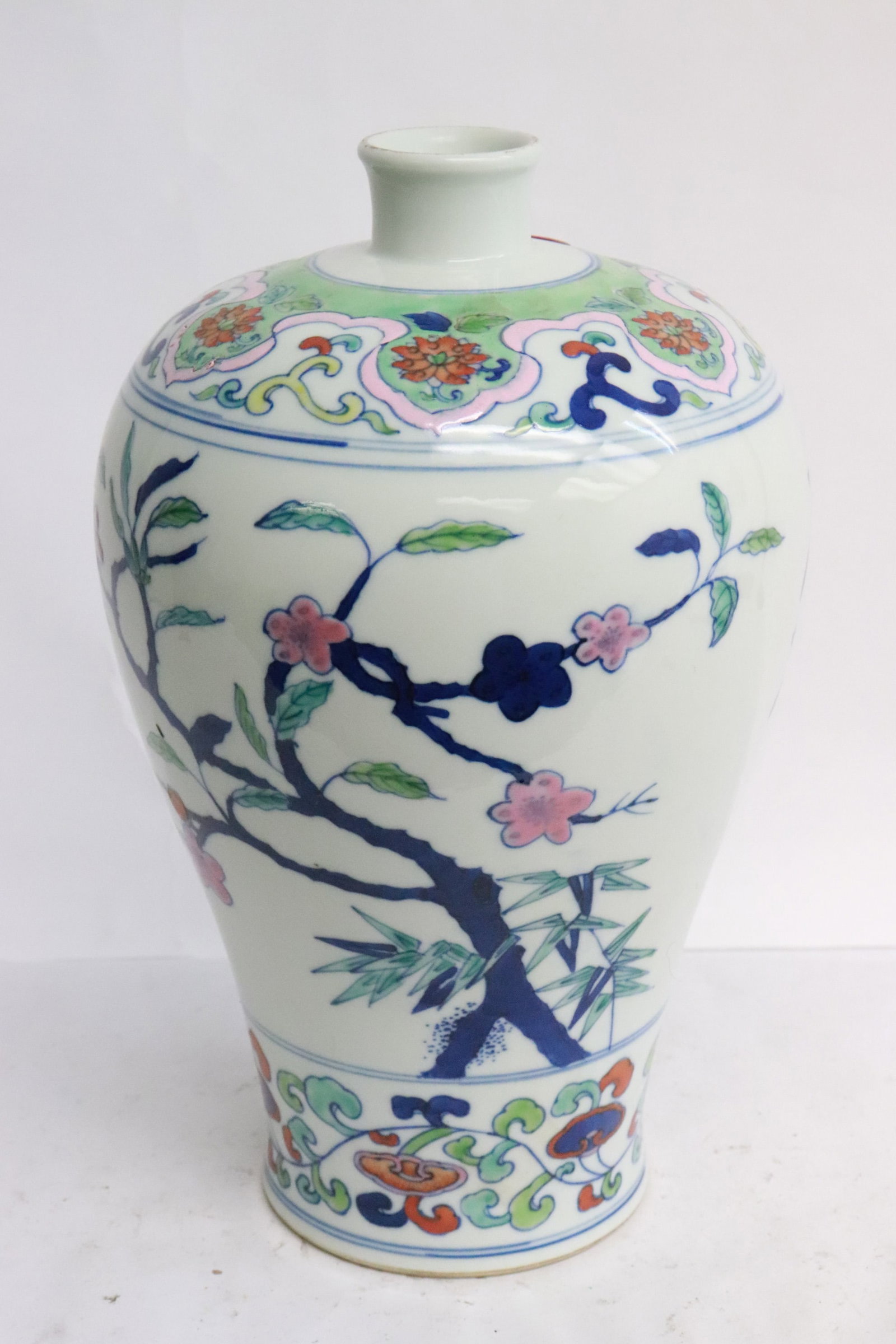 Fine Chinese doucai porcelain meiping: Fine Chinese doucai porcelain meiping, 9.85"x6.3"dia