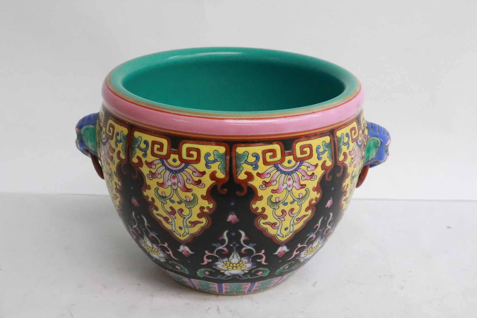 Beautiful Chinese famille rose porcelain censer: Beautiful Chinese famille rose porcelain censer, 4.85"x7.5"x6.3"