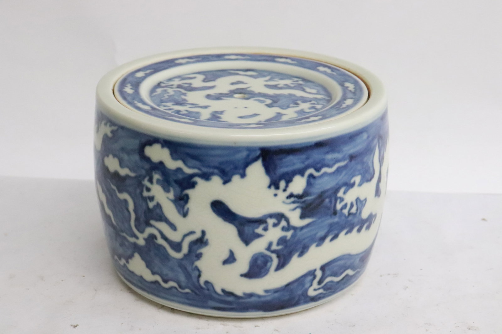 Chinese blue & white porcelain covered tea caddy (1 of 5)