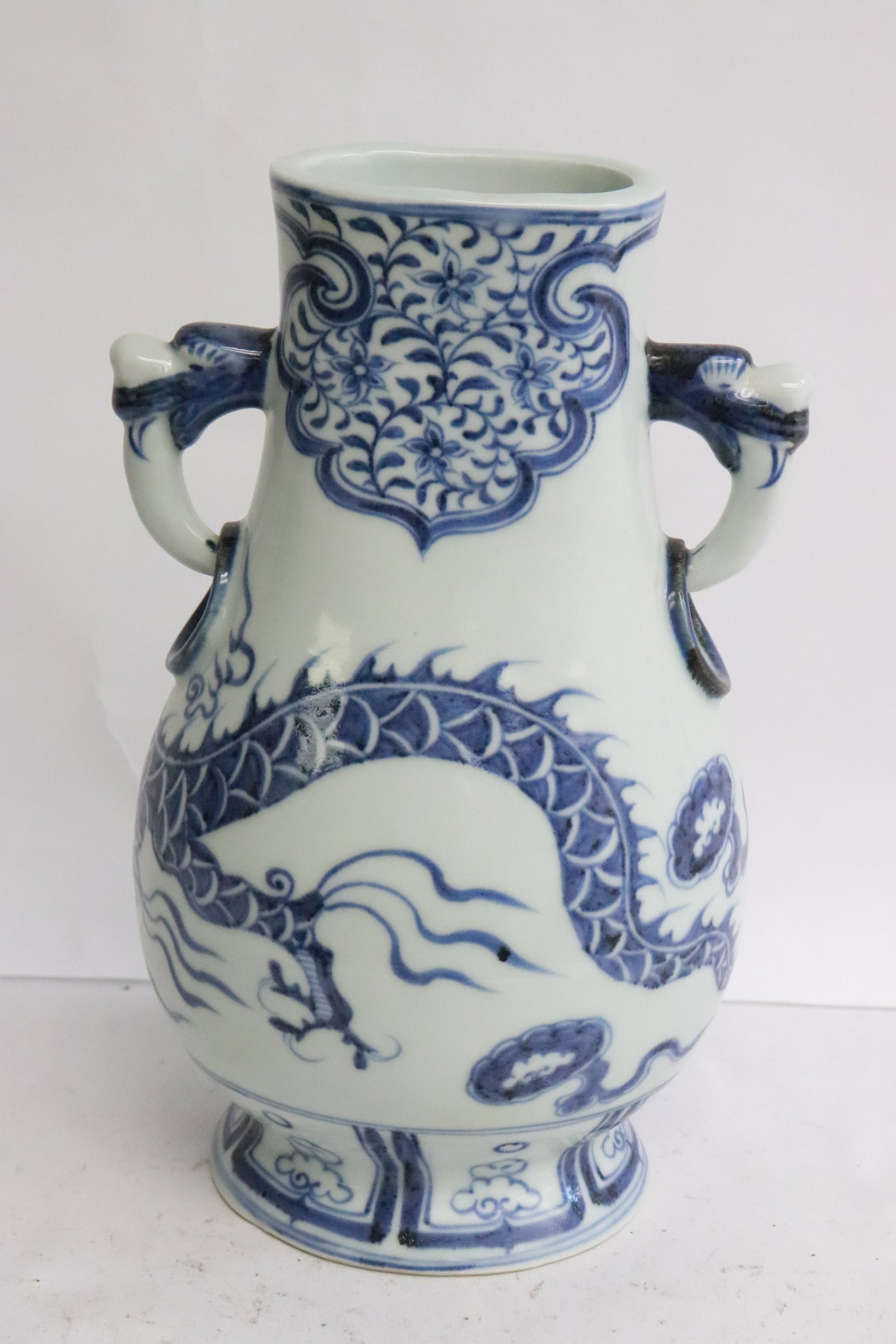 Fine Chinese blue and white handled vase (1 of 7)