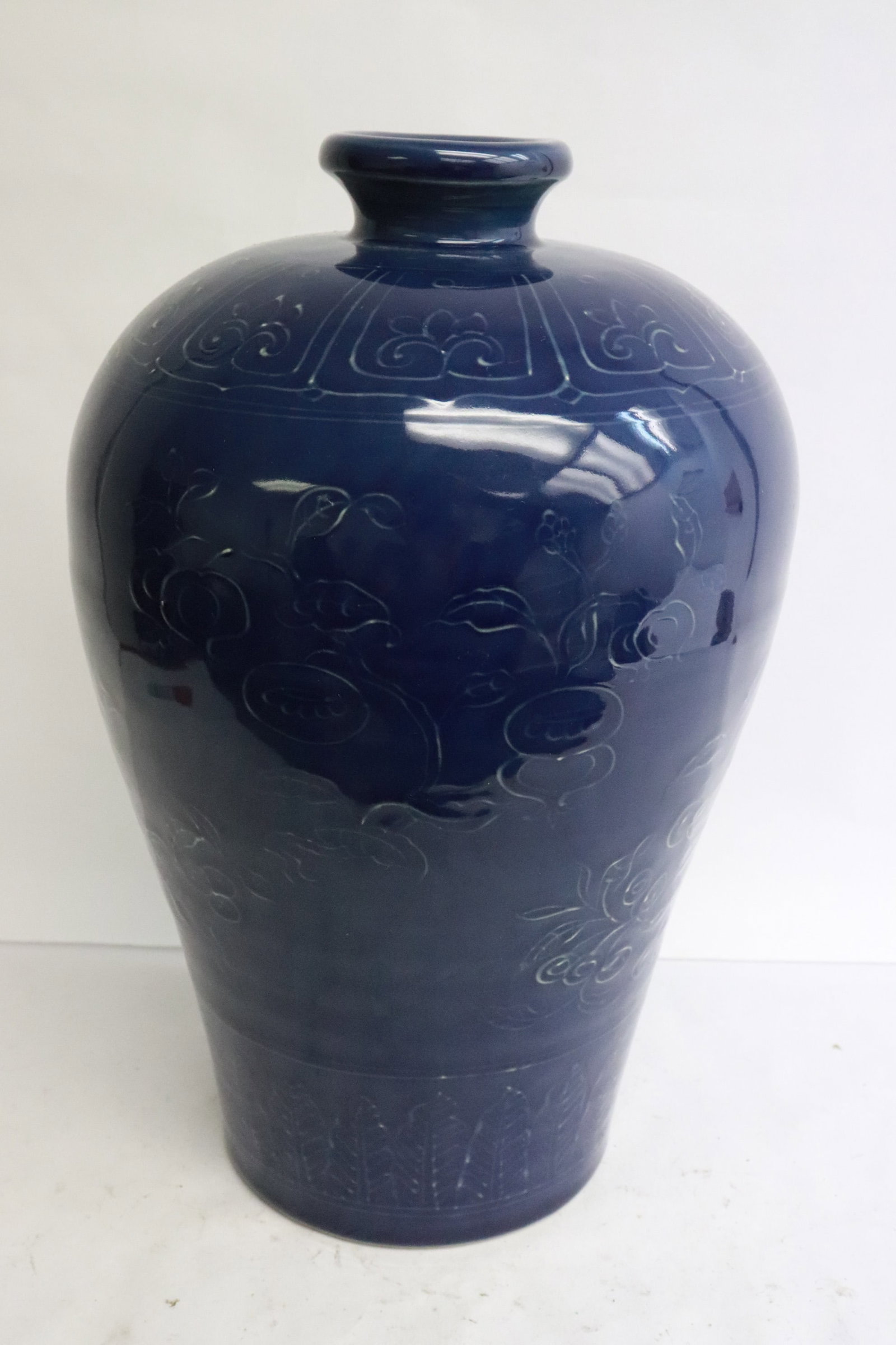 Unusual Chinese blue glazed meiping (1 of 8)