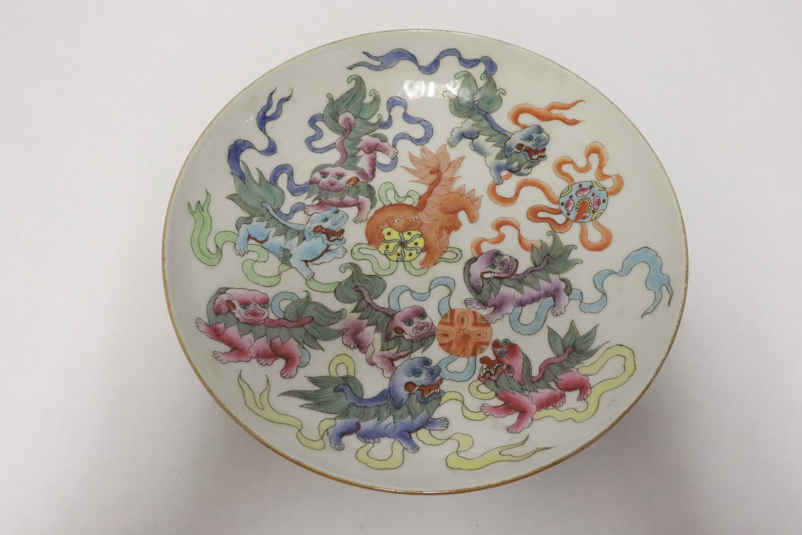 A beautiful Chinese famille rose porcelain plate: A beautiful Chinese famille rose porcelain plate, 1.85"x8.85"dia