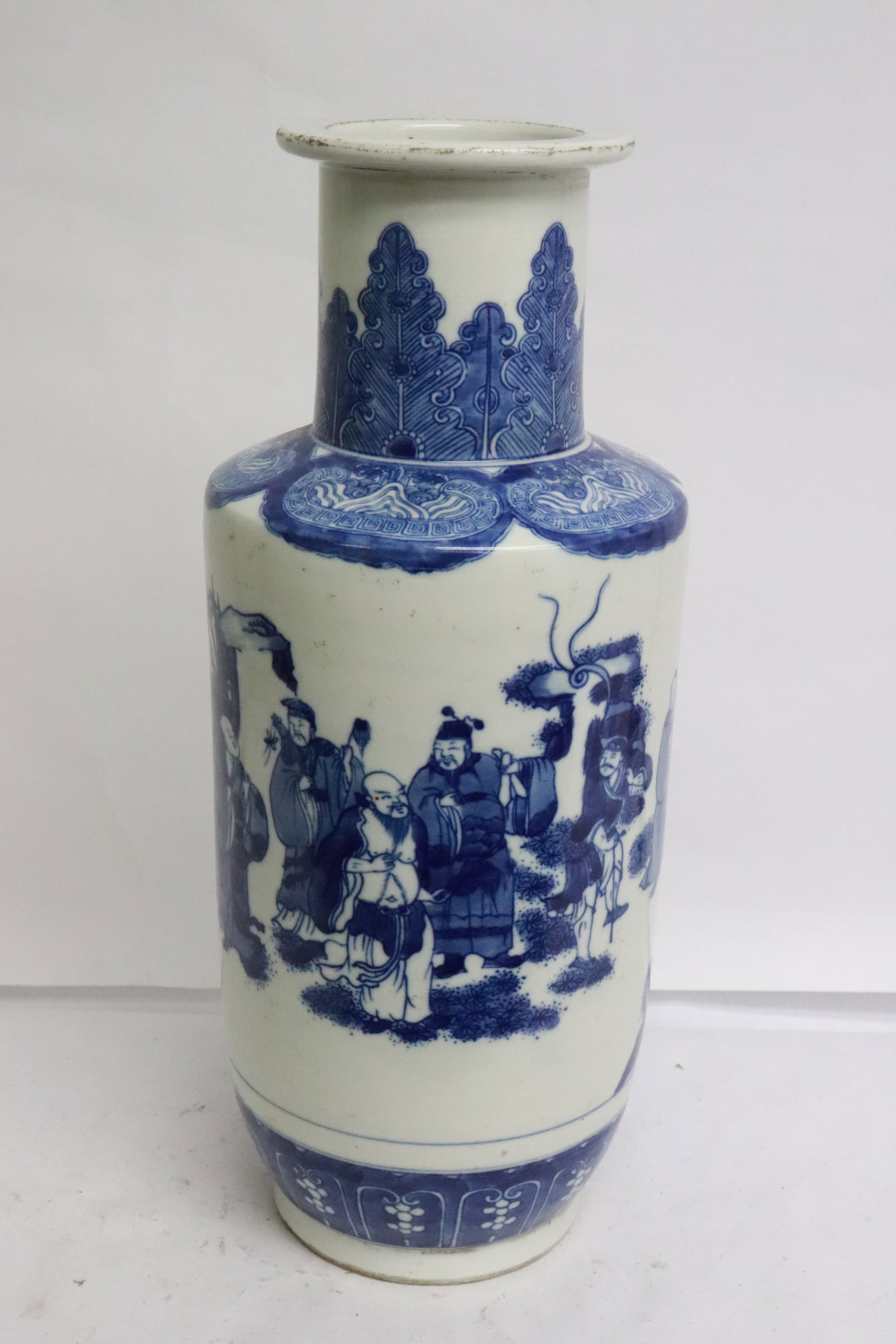 A fine blue and white porcelain straight vase (1 of 9)