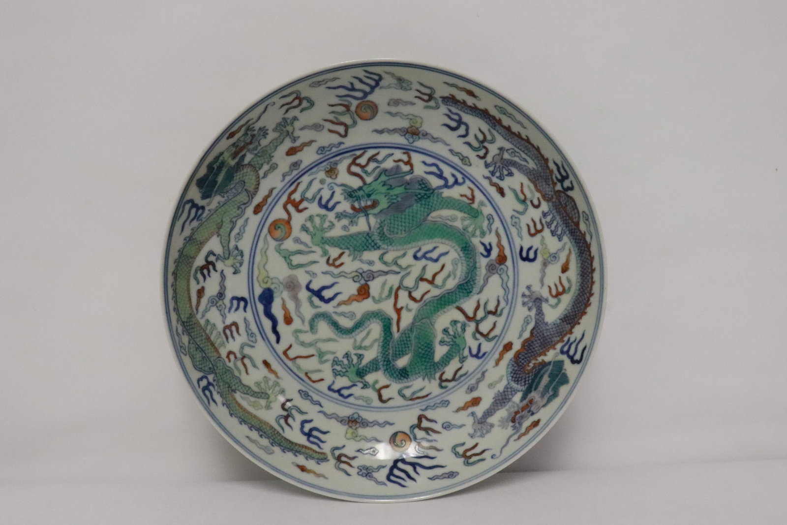 Beautiful Chinese famille rose porcelain plate: Beautiful Chinese famille rose porcelain plate, 1.75"x8.3"dia