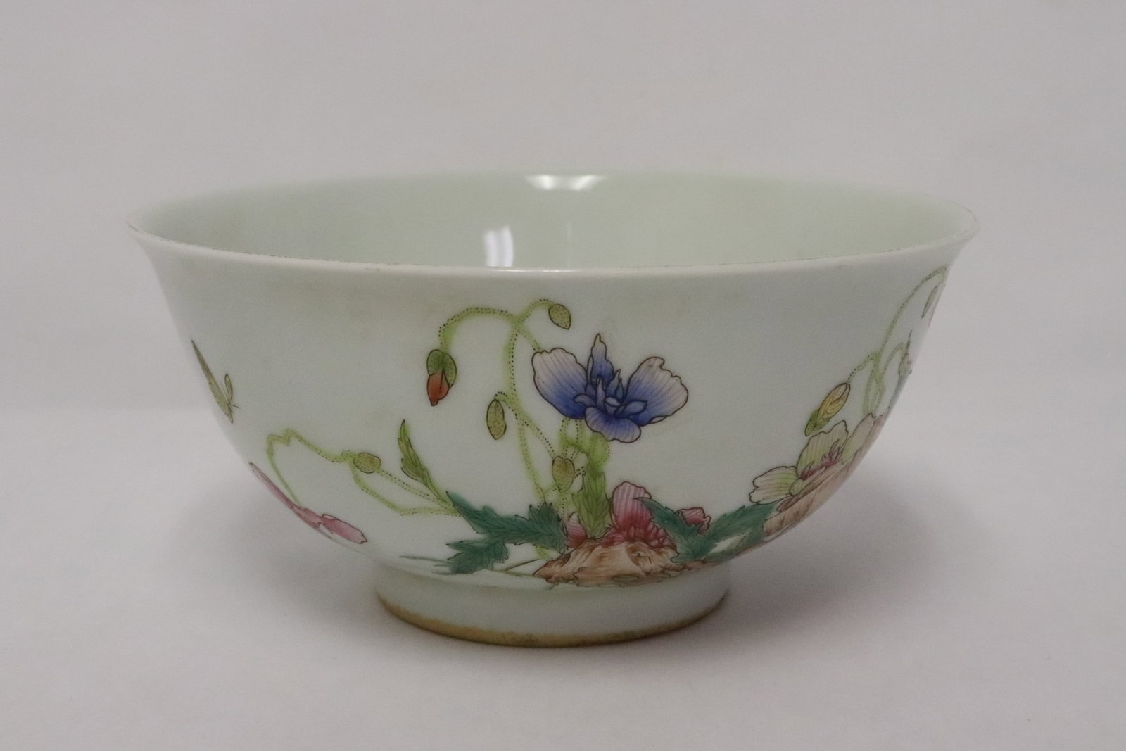 Beautiful Chinese famille rose porcelain bowl: Beautiful Chinese famille rose porcelain bowl, 3"x6.1"dia