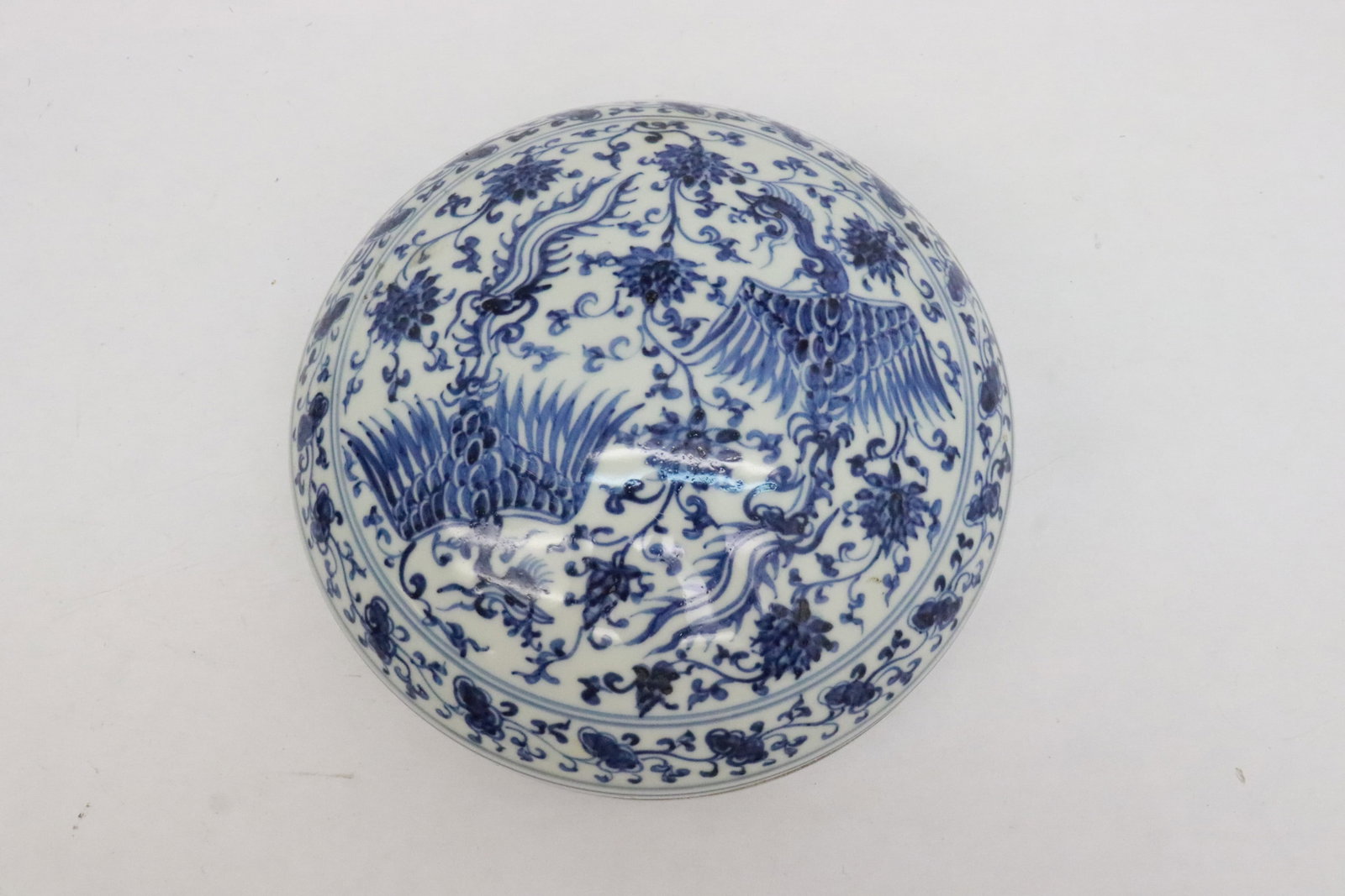 Large Chinese blue and white porcelain box: Large Chinese blue and white porcelain box, 4.9"x8.8"dia