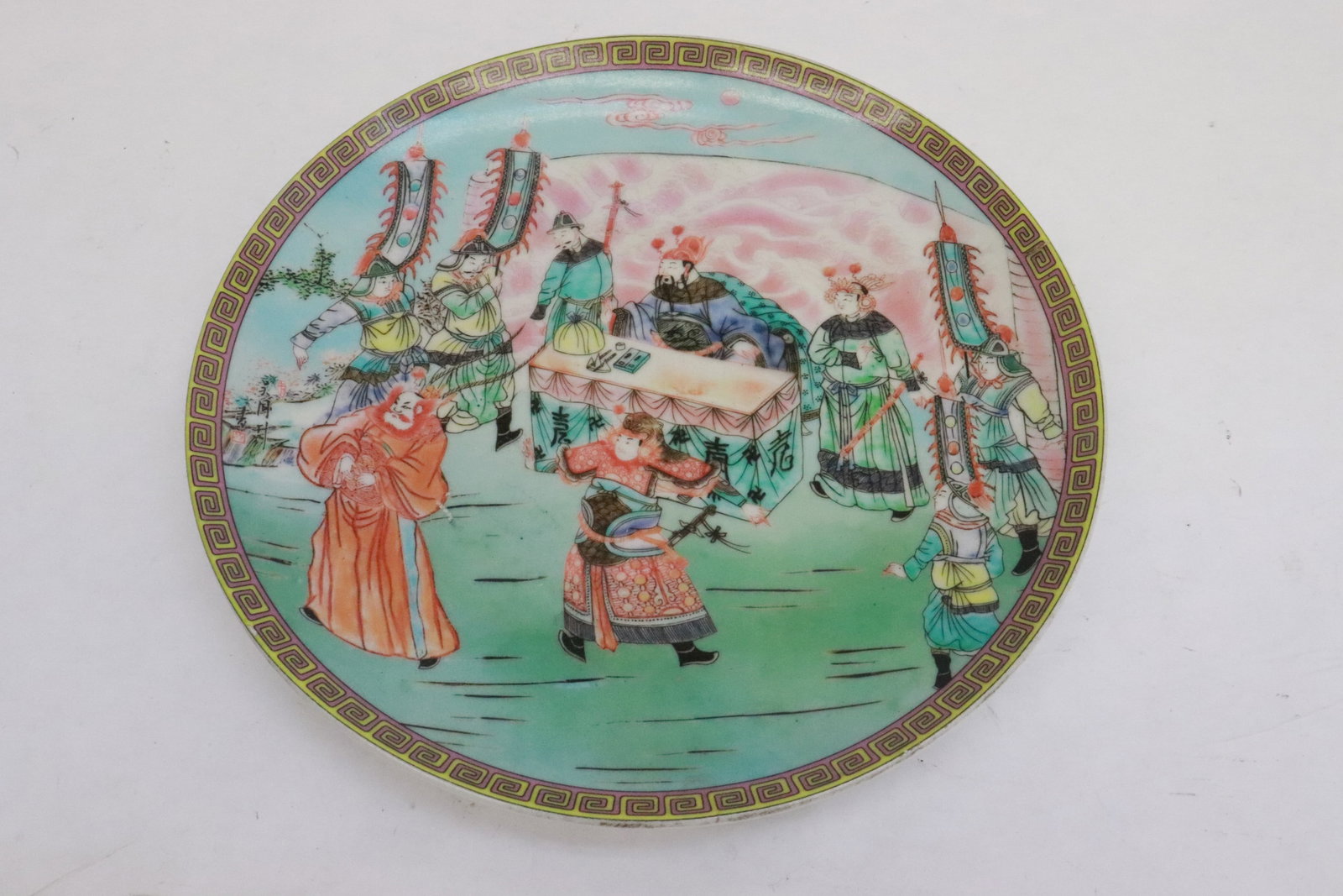 Chinese famille rose porcelain plate: Chinese famille rose porcelain plate, 1.05"x8.6"dia