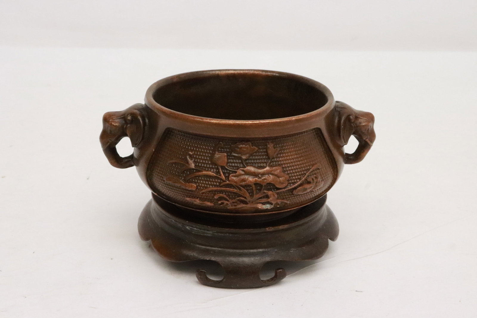 A bronze censer with bronze stand: A bronze censer with bronze stand, 2.6"x4.25"x3.3"