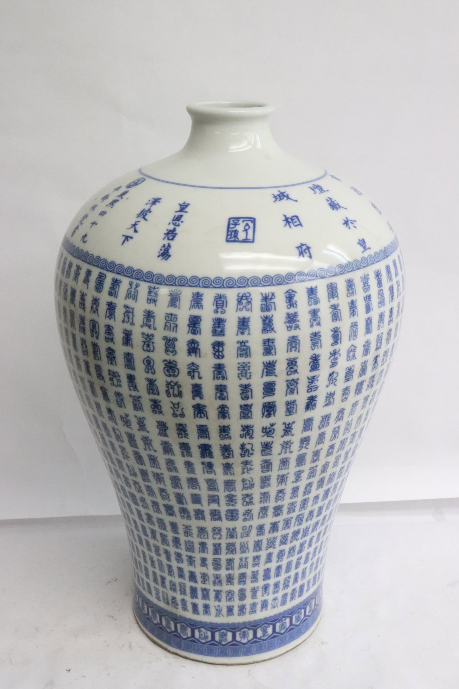 Chinese blue and white porcelain vase: Chinese blue and white porcelain vase, 14.4"x9"dia